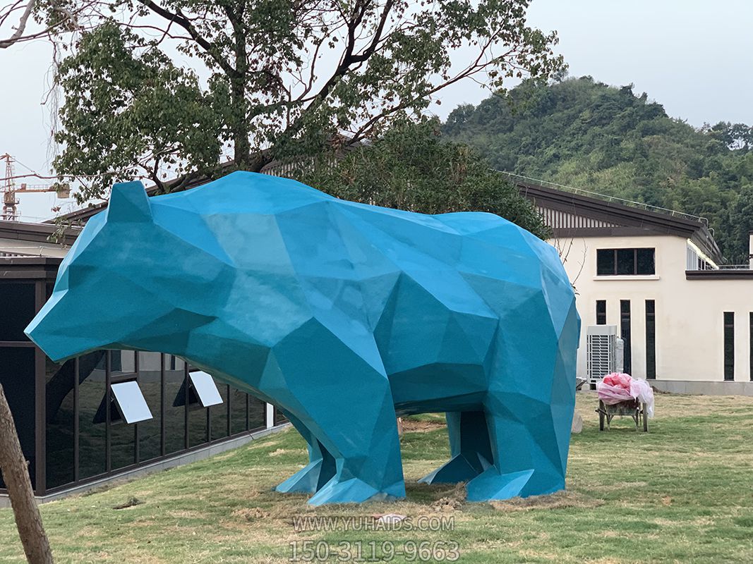 公園草坪行走的藍色熊雕塑