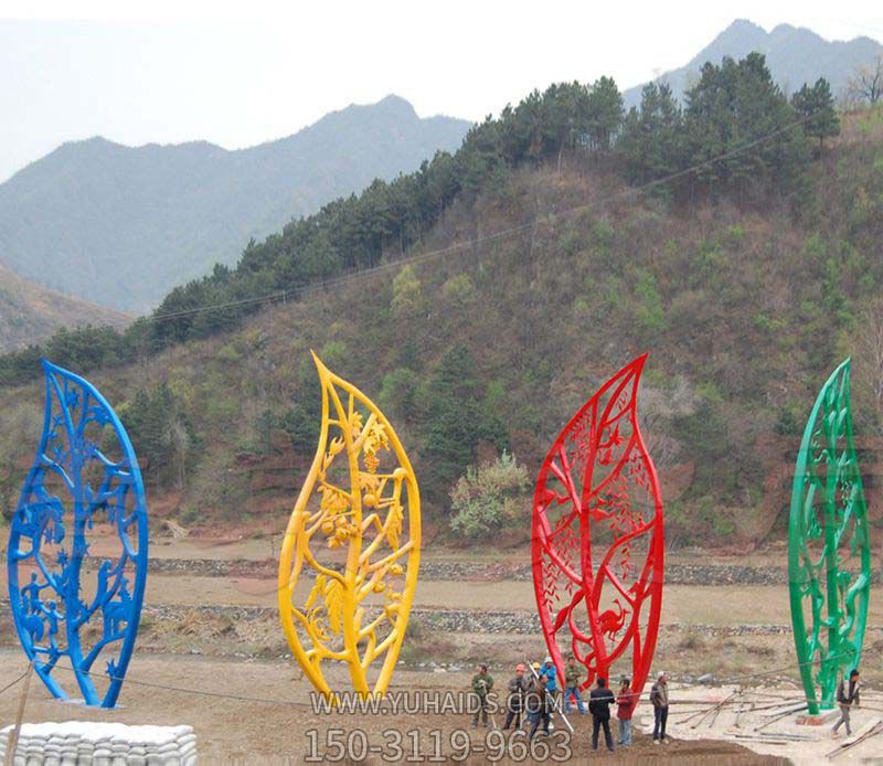 森林景區彩繪不銹鋼鏤空樹(shù)葉景觀(guān)雕塑