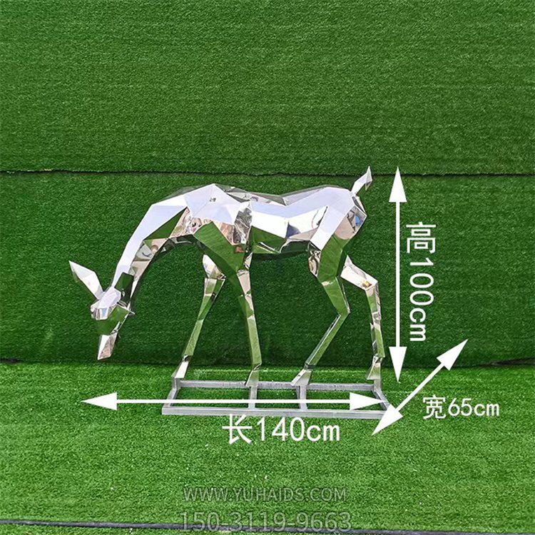 幾何不銹鋼鏡面草坪覓食 的小鹿雕塑