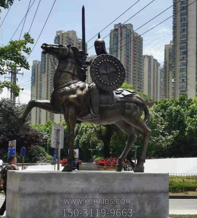 廣場(chǎng)擺放鑄銅古代將軍騎馬人物雕像雕塑