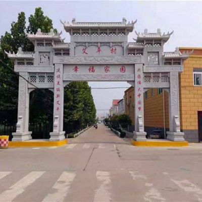 農村鄉(xiāng)村新建設擺放青石雕刻仿古建筑三門五樓石牌坊