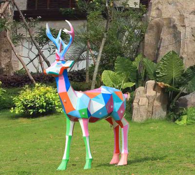 公園草坪一只玻璃鋼幾何彩繪梅花鹿雕塑