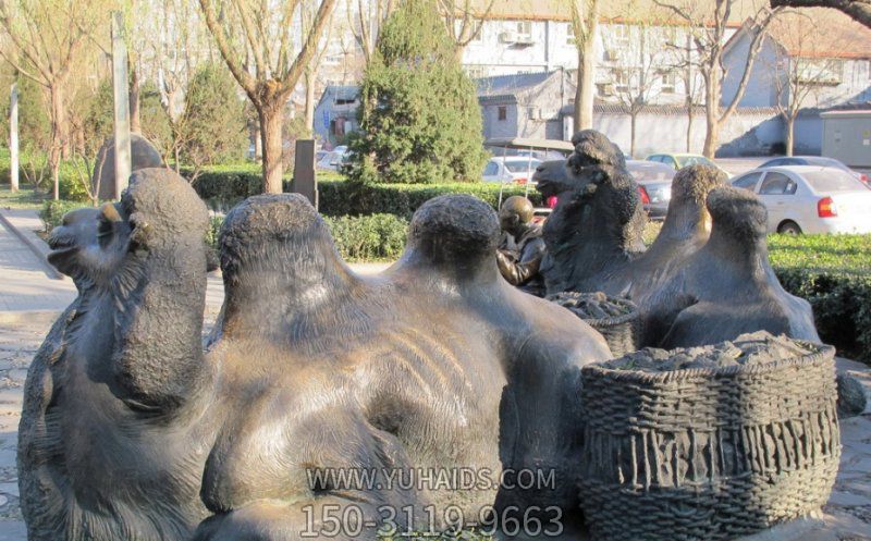 公園里坐著(zhù)一只歪頭看的玻璃鋼創(chuàng  )意駱駝雕塑