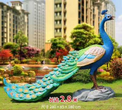 草坪公園擺放的長(cháng)嘯的玻璃鋼彩繪孔雀雕塑