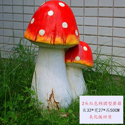 公園草坪兩頭紅色玻璃鋼材質(zhì)蘑菇雕塑