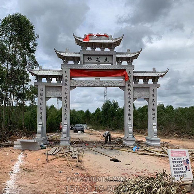 村口擺放中式仿古建青石浮雕三門(mén)五樓石牌坊雕塑