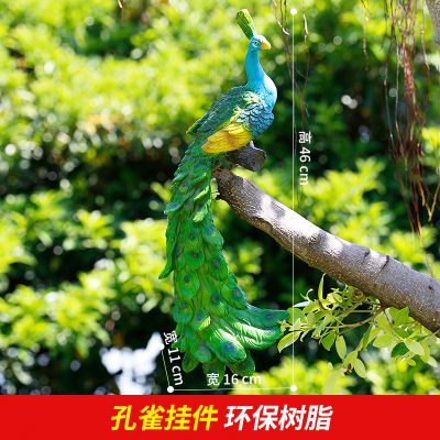 公園樹(shù)上擺放的樹(shù)脂彩繪孔雀雕塑