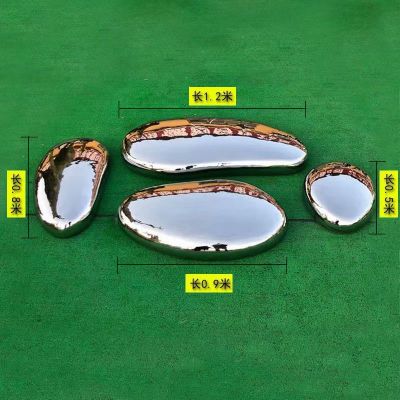 草坪四個(gè)不銹鋼鏡面圓潤石頭雕塑