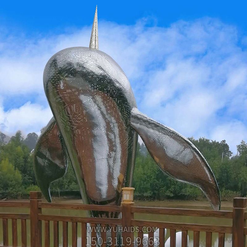 鯨魚(yú)雕塑公園擺放的出水的不銹鋼鏤空創(chuàng  )意鯨魚(yú)雕塑