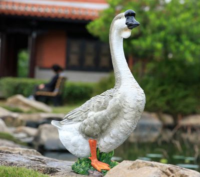 鄉村路上行走的玻璃鋼材質(zhì)天鵝雕塑