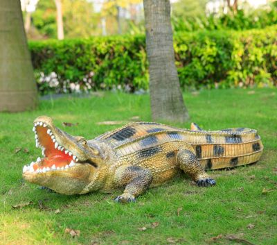 公園草地擺放的張嘴的玻璃鋼彩繪鱷魚(yú)雕塑