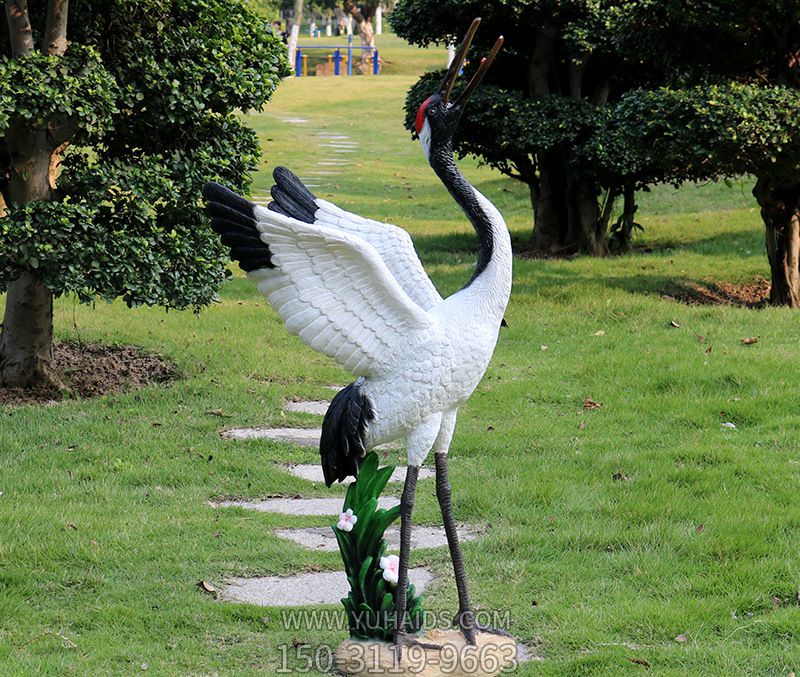 公園草坪展翅的丹頂鶴雕塑