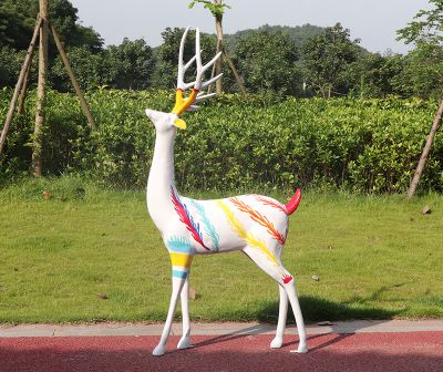 公園街道創(chuàng  )意玻璃鋼彩繪大型戶(hù)外景觀(guān)梅花鹿雕塑