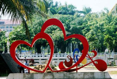 公園池塘創(chuàng)意紅色愛心雕塑