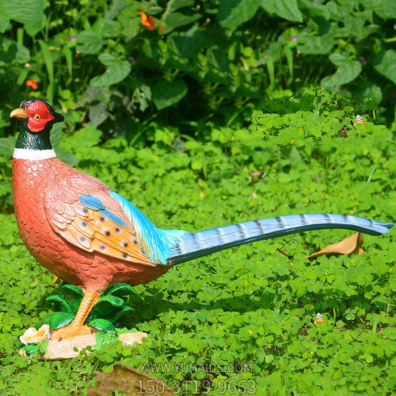 公園里擺放著(zhù)一只長(cháng)尾巴的玻璃鋼彩繪雞雕塑