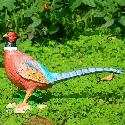 公園里擺放著(zhù)一只長(cháng)尾巴的玻璃鋼彩繪雞雕塑