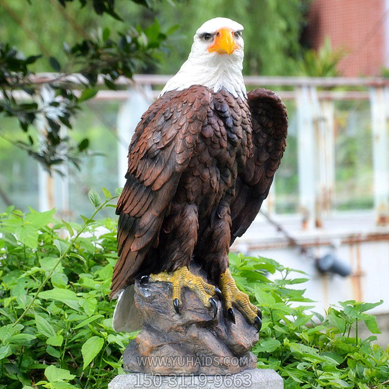 公園一只仿真樹(shù)脂老鷹雕塑