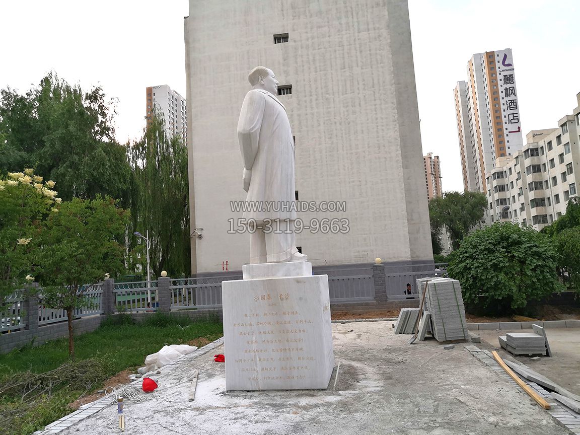 青海石油博物館，漢白玉毛主席石雕像，側(cè)視效果